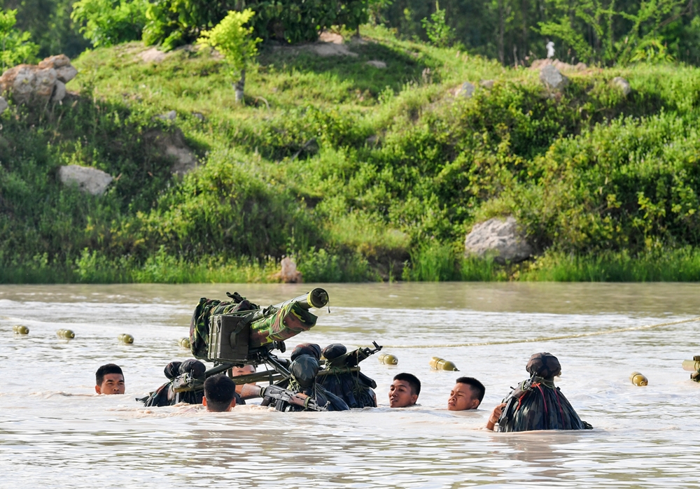 Đội hình vượt sông của khẩu đội SPG-9.