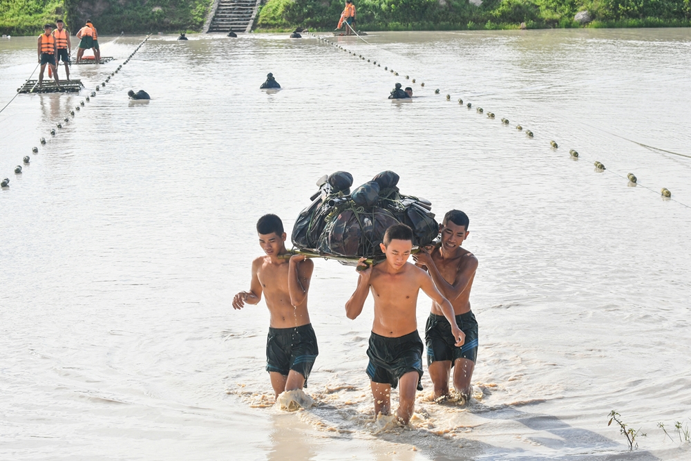 Một tổ bộ binh tiếp cận bến lên.