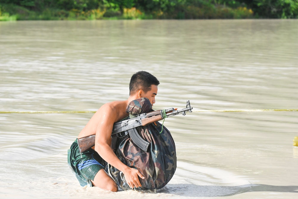 Chiến sĩ đã hoàn thành nhiệm vụ vượt sông.