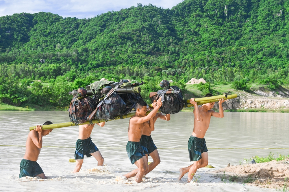 Đối với những loại hỏa lực lớn như: Cối 100, SPG-9, SMPK 12,7mm… thì được bộ đội kết nối vào đòn, tạo thành một khối khi vượt sông.