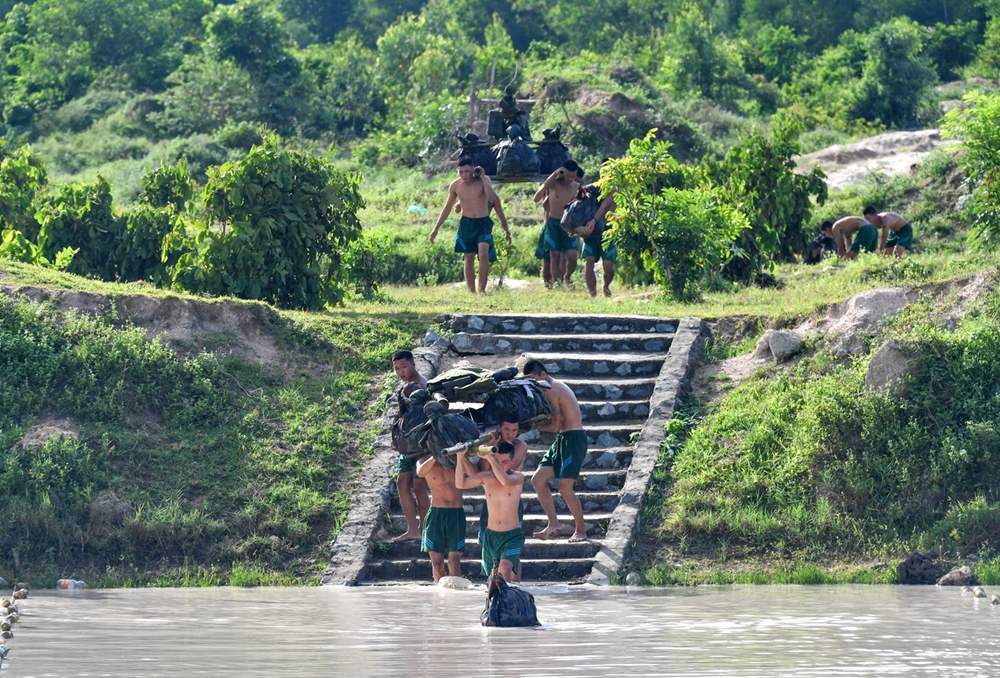 Sau khi hoàn thành công tác chuẩn bị, từng bộ phận sẽ tiếp cận bến vượt.