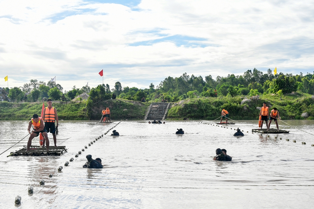 Đội hình vượt sông luôn trong phạm vi an toàn với 4 tổ bảo vệ là những đồng chí bơi giỏi và có sức khỏe tốt.