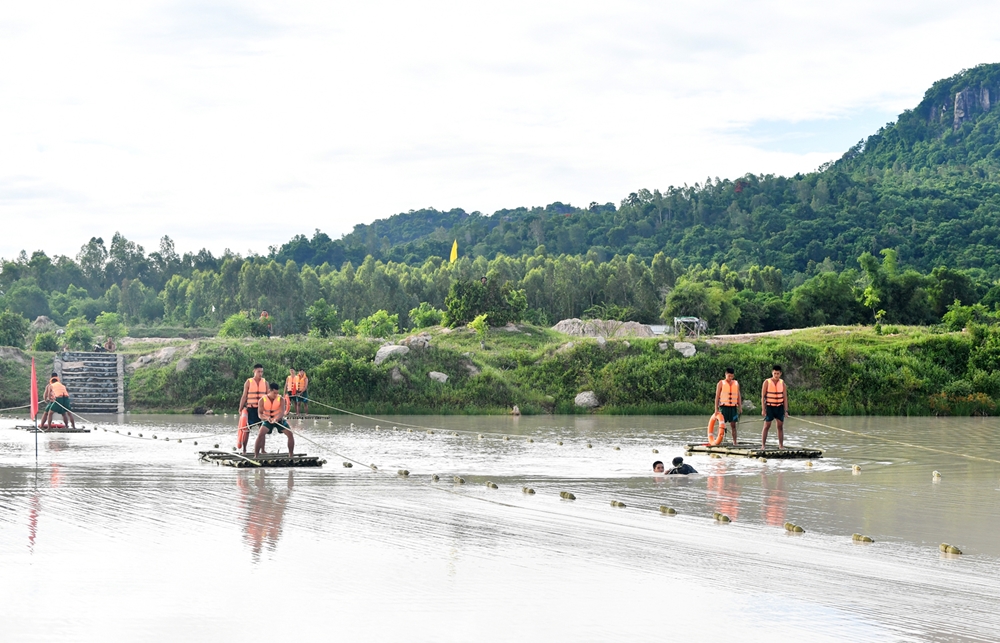 Quá trình vượt sông, tổ bảo vệ luôn cơ động theo đội hình để sẵn sàng xử trí tình huống.