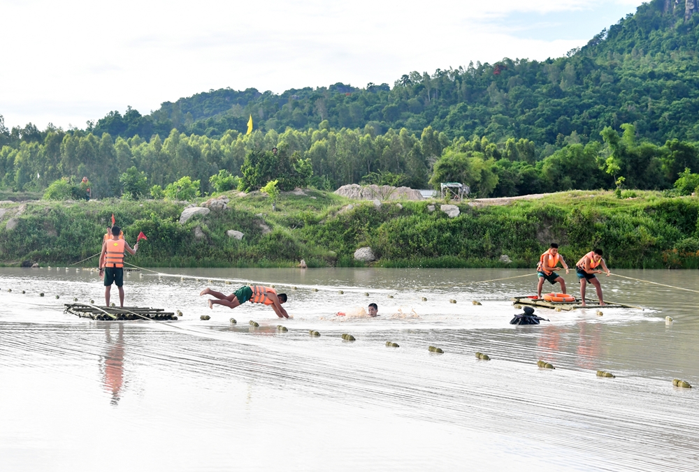 Khi phát hiện đồng đội bị đuối nước, tổ bảo vệ khẩn trương ứng cứu.