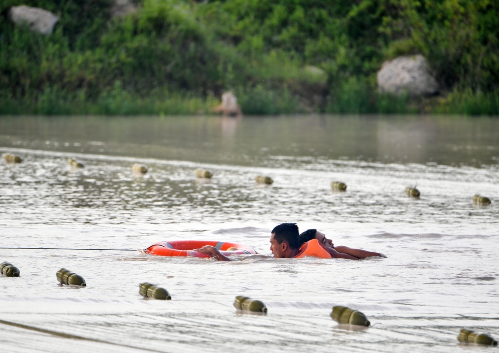 Hành động khẩn trương của tổ bảo vệ để đưa đồng đội lên bè.