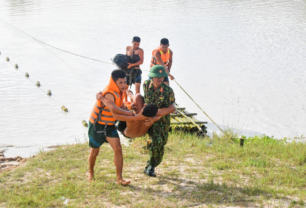 Quân y đơn vị tiếp nhận quân nhân đuối nước trong quá trình vượt sông.