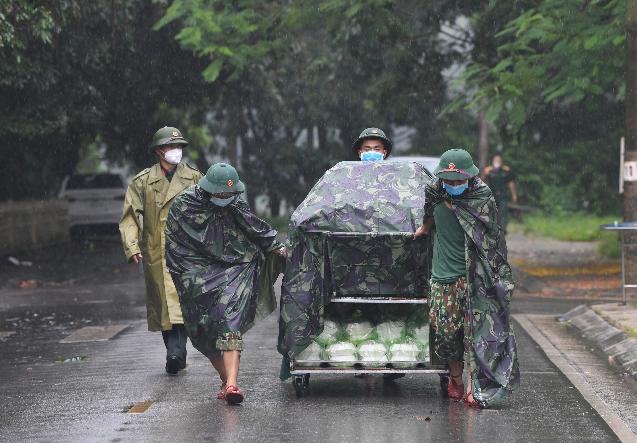Đội mưa phục vụ người cách ly