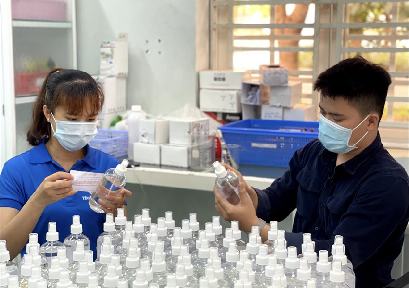 Sinh viên ngành dược điều chế 4.000 chai nước rửa tay sát khuẩn 
