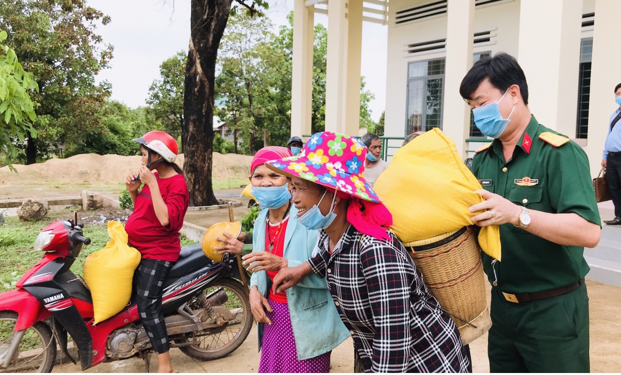 Trung đoàn Kinh tế-Quốc phòng 710: Hỗ trợ hơn 4,2 tấn gạo cho bà con vùng biên giới