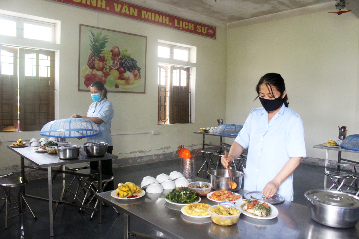 Nữ quân nhân vượt khó, chăm lo phòng dịch

