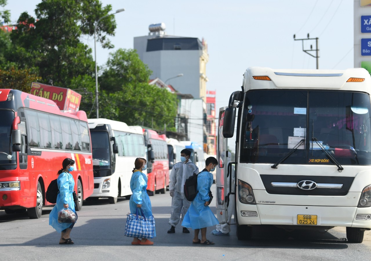 Tỉnh Lạng Sơn đón hơn 300 công nhân từ Bắc Giang trở về địa phương

