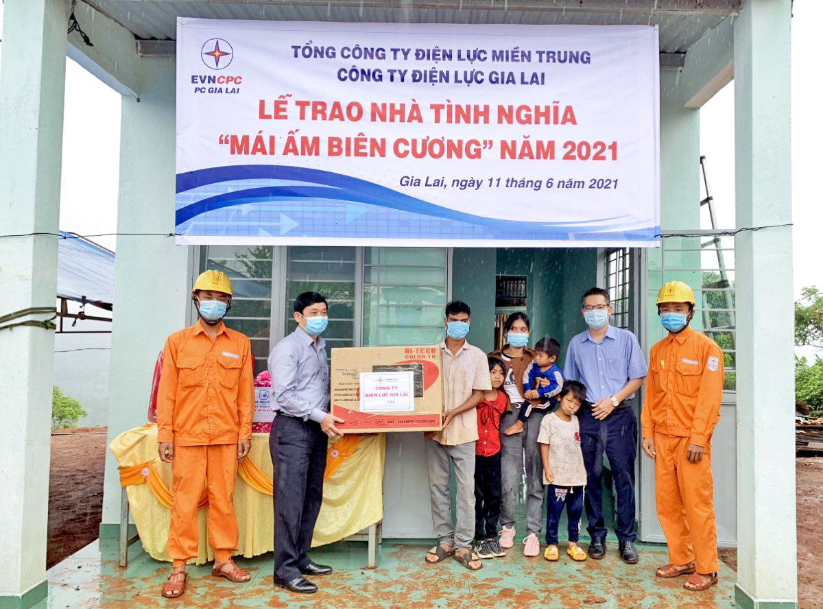 Công ty Điện lực Gia Lai tặng nhà “Mái ấm biên cương” cho hộ nghèo