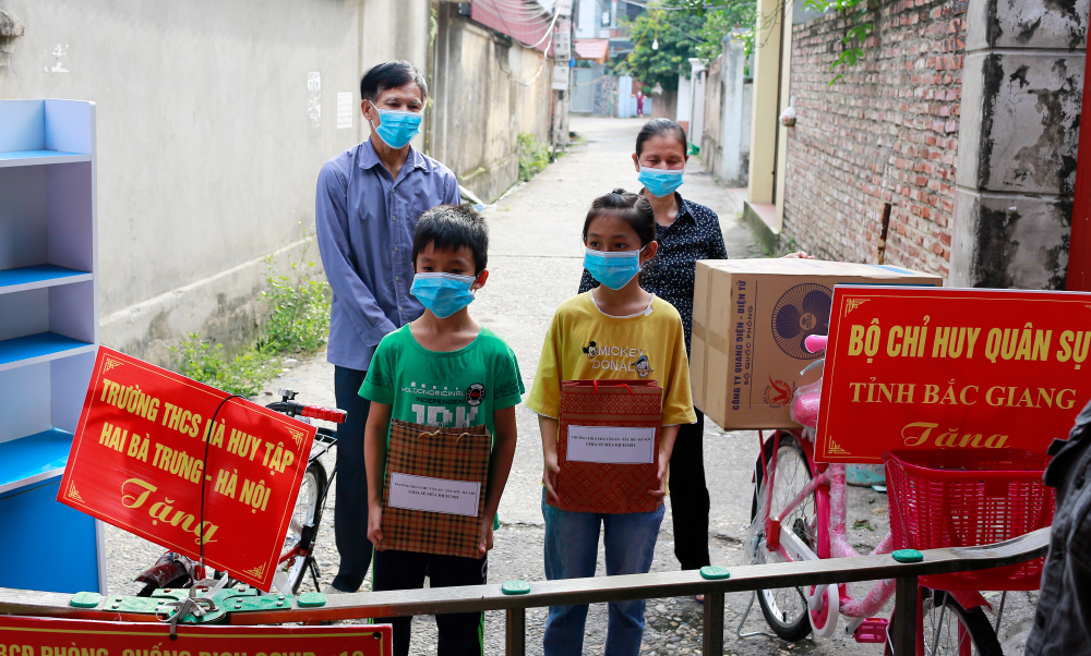 Nghĩa tình đồng đội nơi tuyến đấu chống dịch