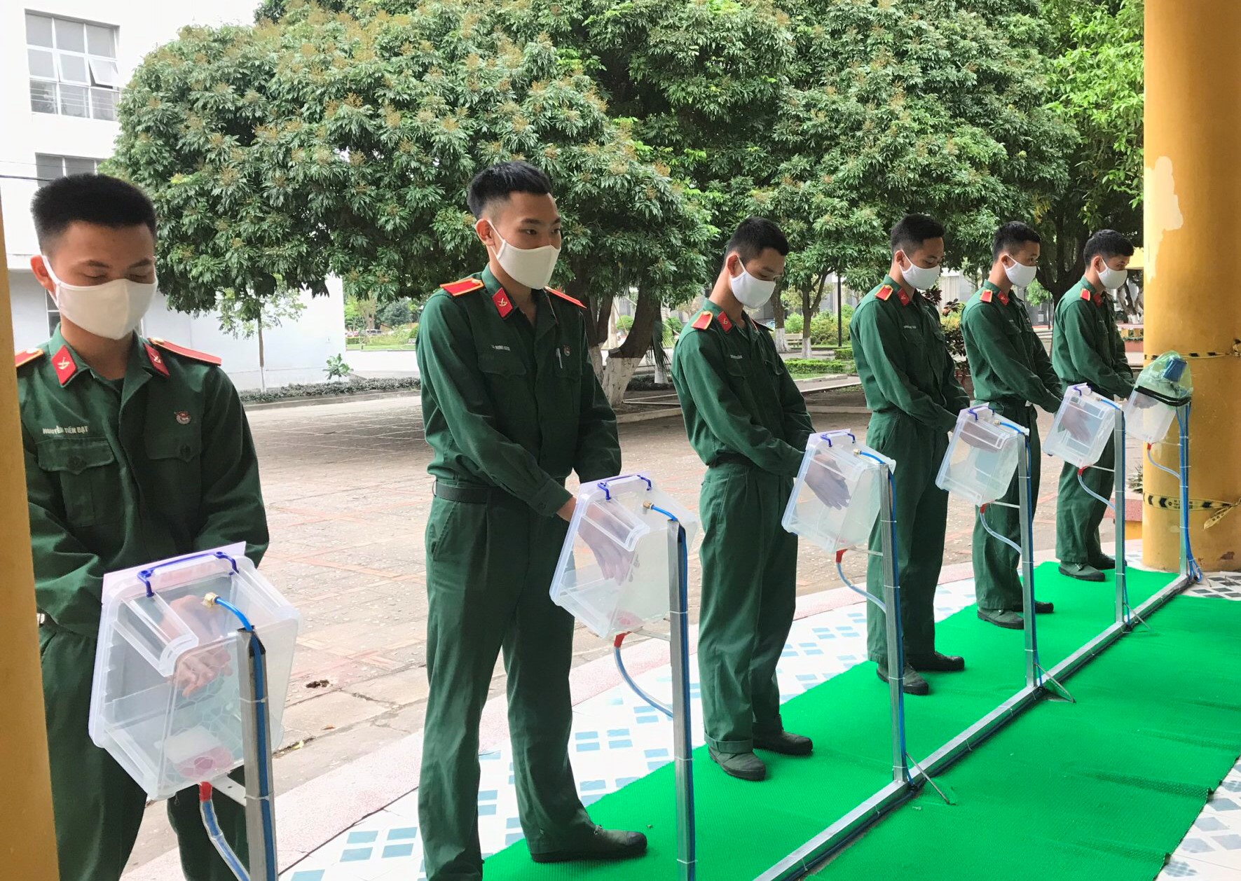 An toàn hơn nhờ máy sát khuẩn tự chế

