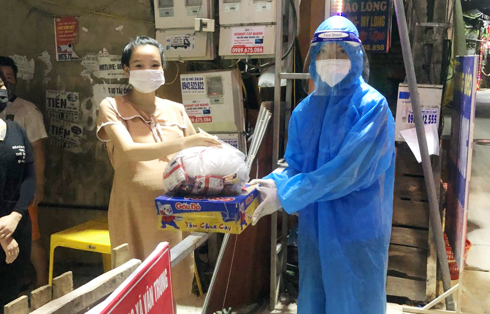 Tấm gương giáo viên trên mặt trận chống dịch