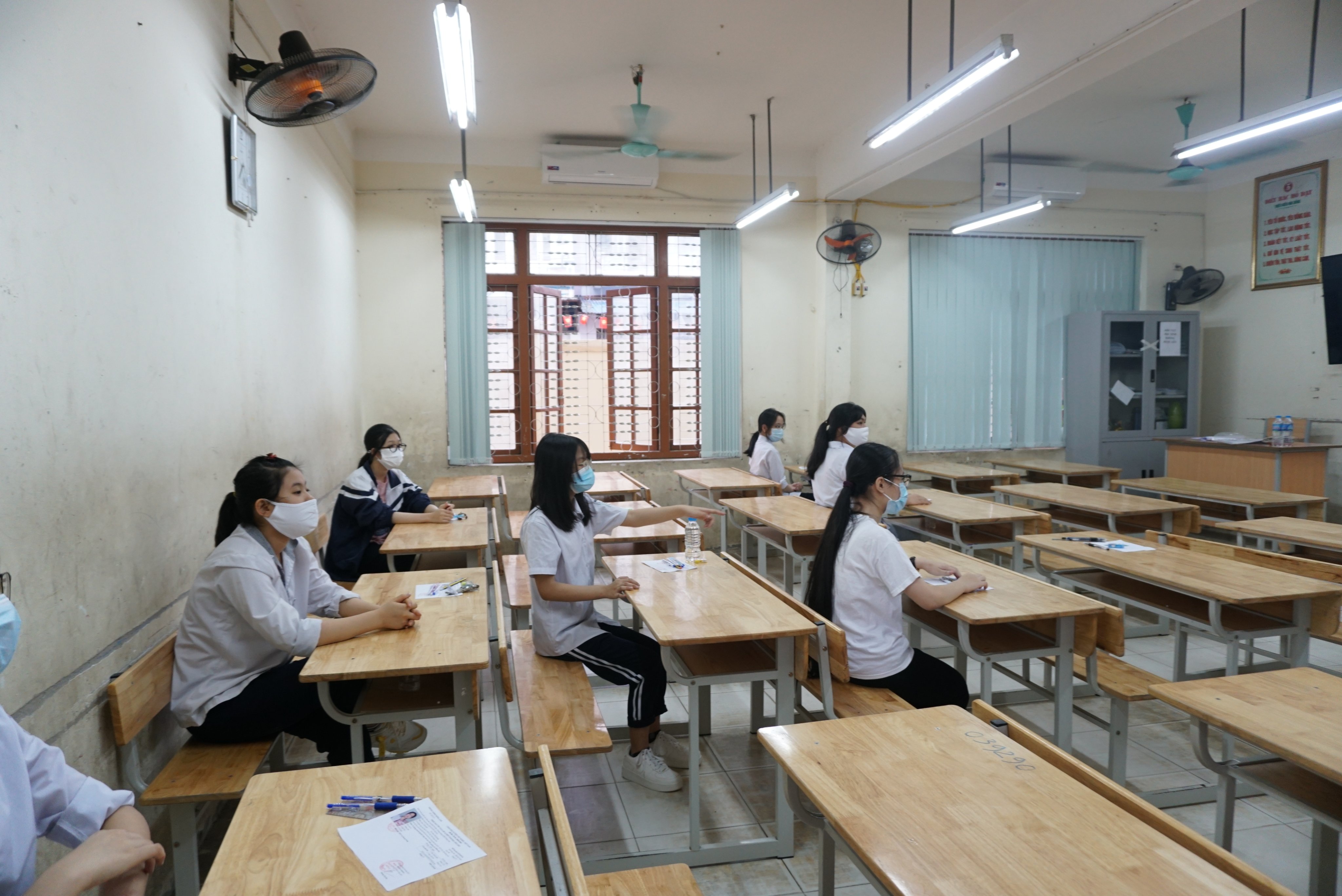 Lãnh đạo thành phố Hà Nội kiểm tra công tác coi thi vào lớp 10

