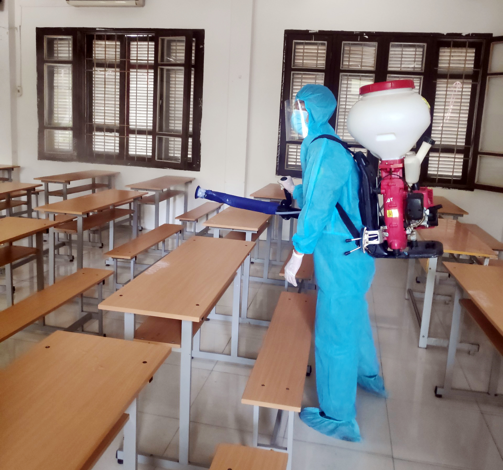 Tiến hành khử khuẩn phòng thi sau buổi thi đầu tiên