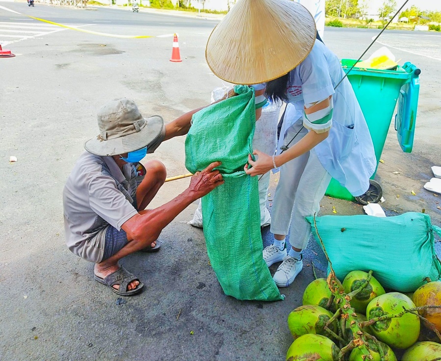 Ông lão nhặt ve chai ở chốt kiểm soát dịch Cảng Cái Cui