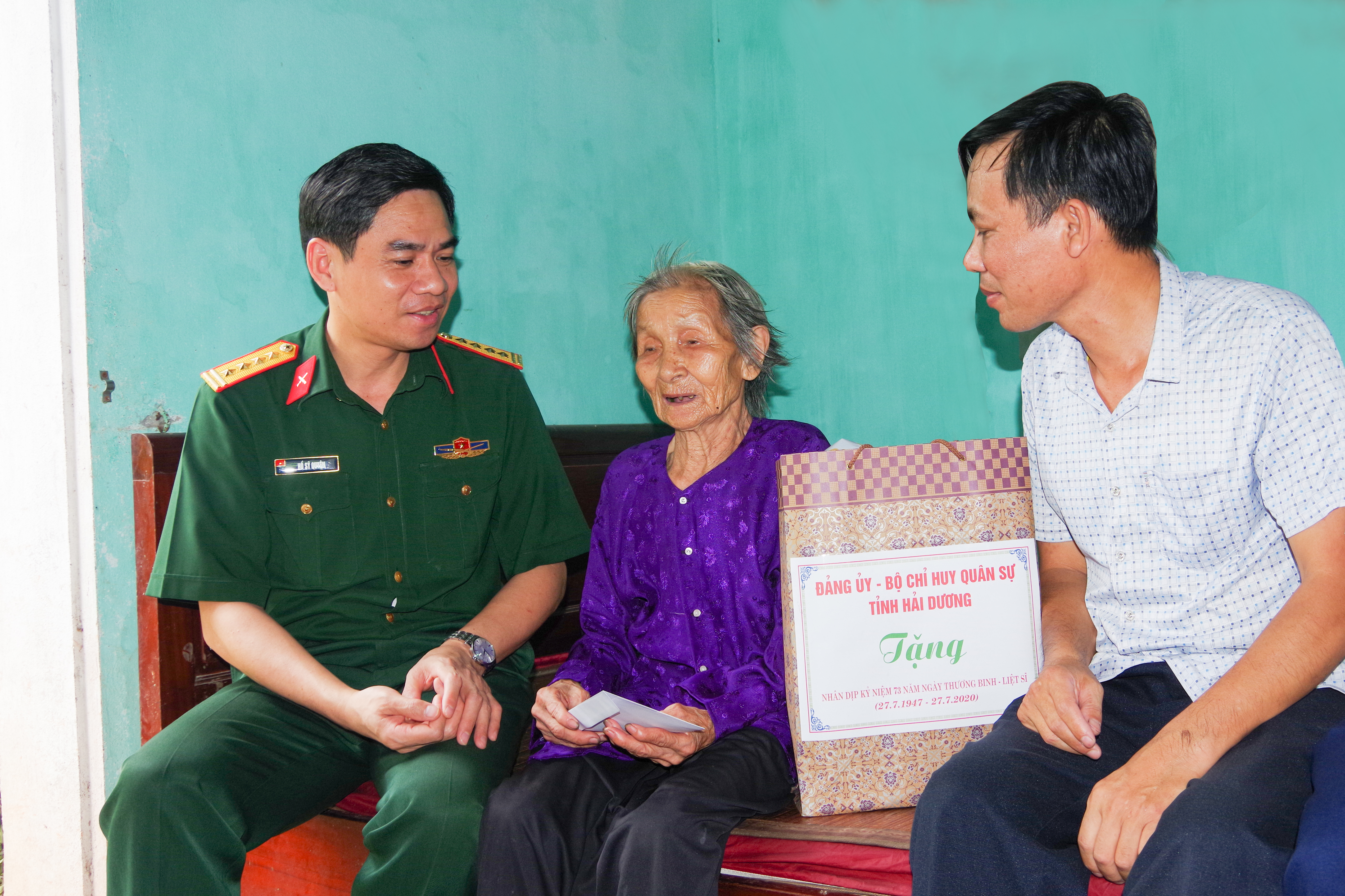 Tình cảm, trách nhiệm với người có công