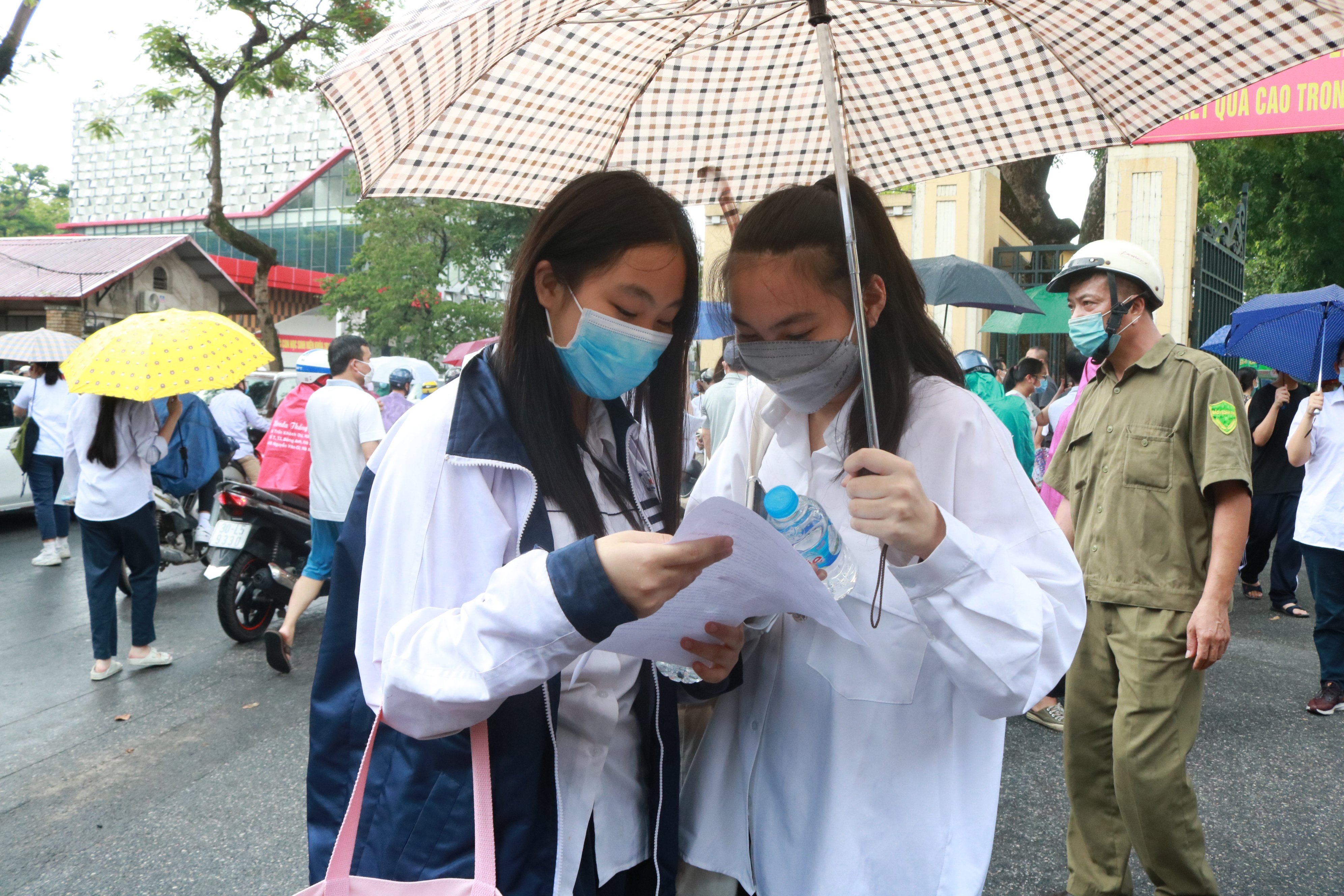 Thi  tuyển sinh vào lớp 10 tại Hà Nội: Đề Toán có tính phân loại tốt, đề Lịch sử vừa sức