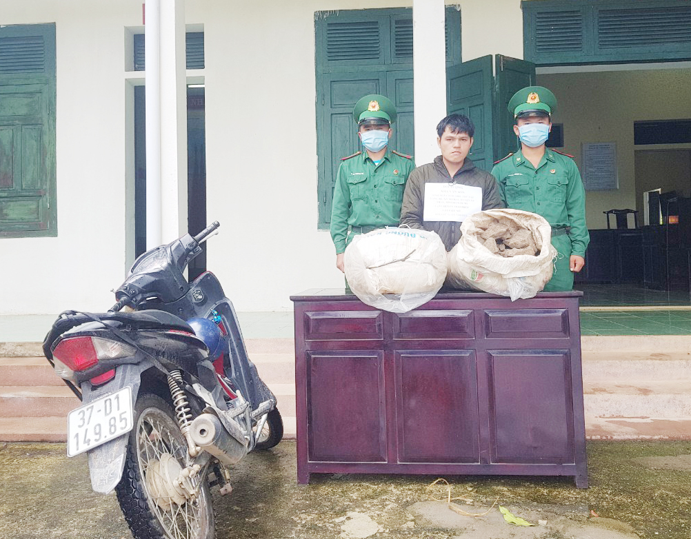 Bắt đối tượng vận chuyển trái phép 100kg chất nổ

