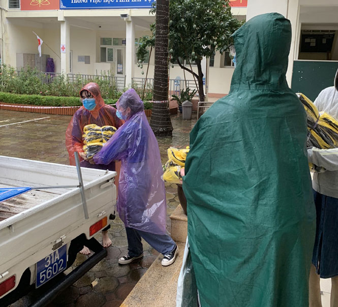 Huy động đồng phục cho thí sinh thi vào lớp 10 bị mưa ướt