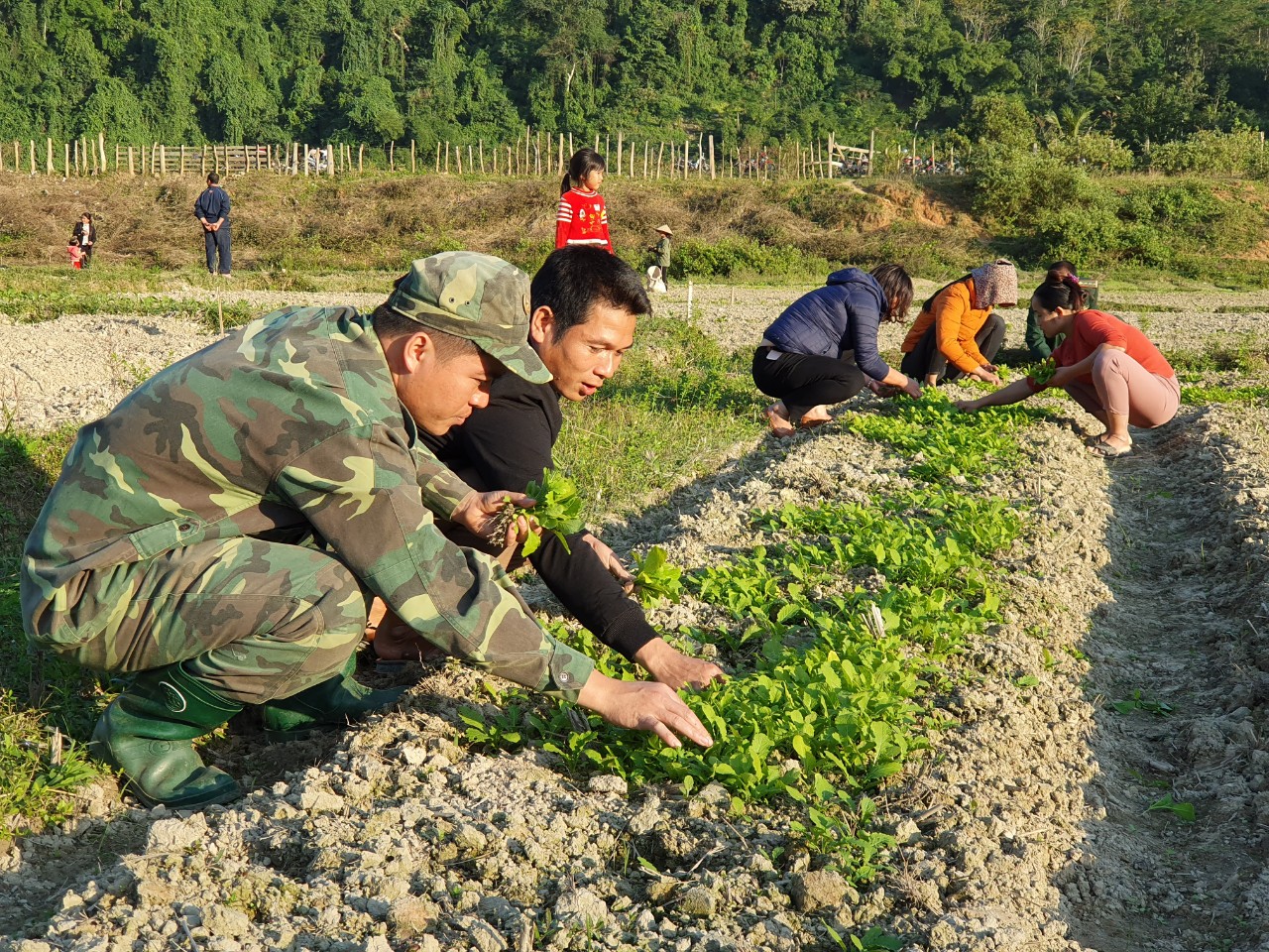 Đồng hành với người dân vùng biên