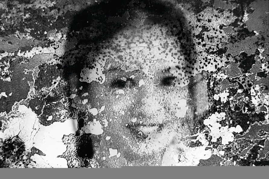 Khai quật mộ liệt sĩ thấy bức ảnh chân dung một cô gái