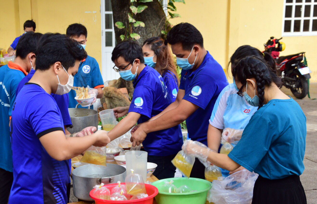 Hỗ trợ suất ăn miễn phí cho lực lượng chống dịch tại Bệnh viện Bệnh nhiệt đới TP Hồ Chí Minh