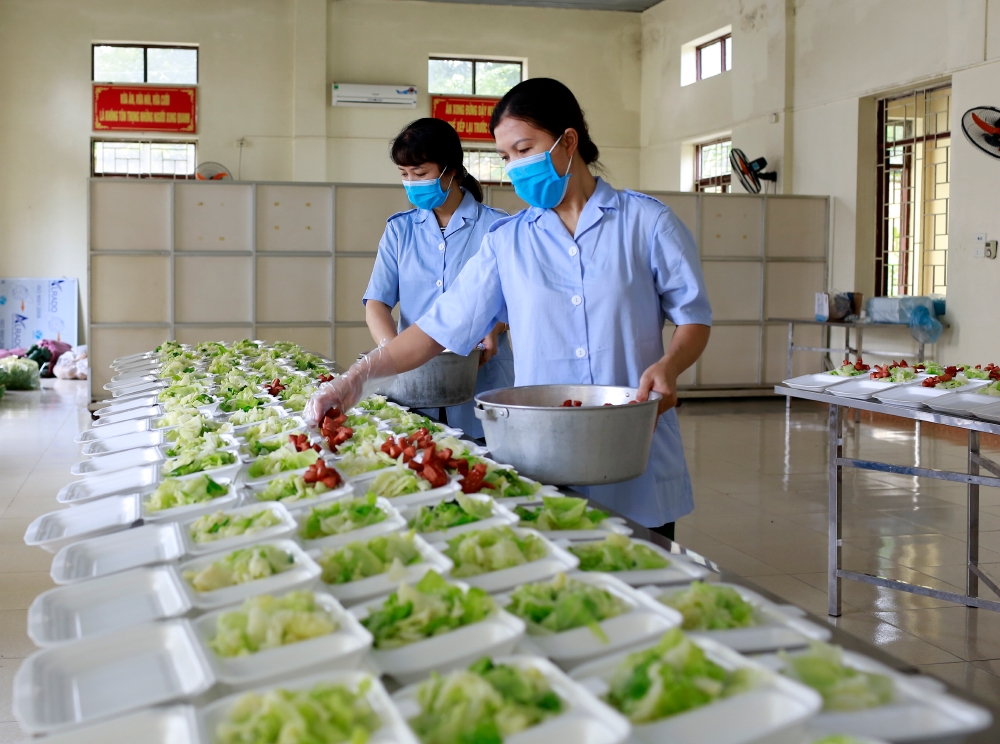 Những bữa cơm thơm dẻo và bổ dưỡng phục vụ công dân trong các khu, điểm cách ly có sự đóng góp rất lớn của các nữ quân nhân.
