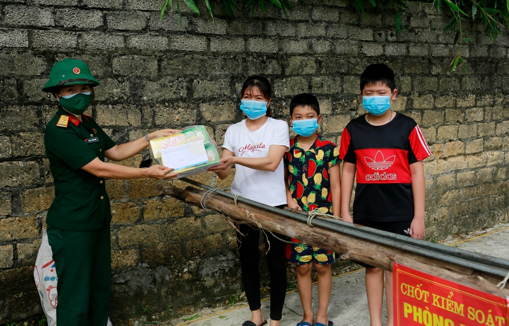 Những món quà tuy không lớn, nhưng là sự động viên kịp thời dành cho các gia đình đang phải cách ly tại các thôn, xóm.