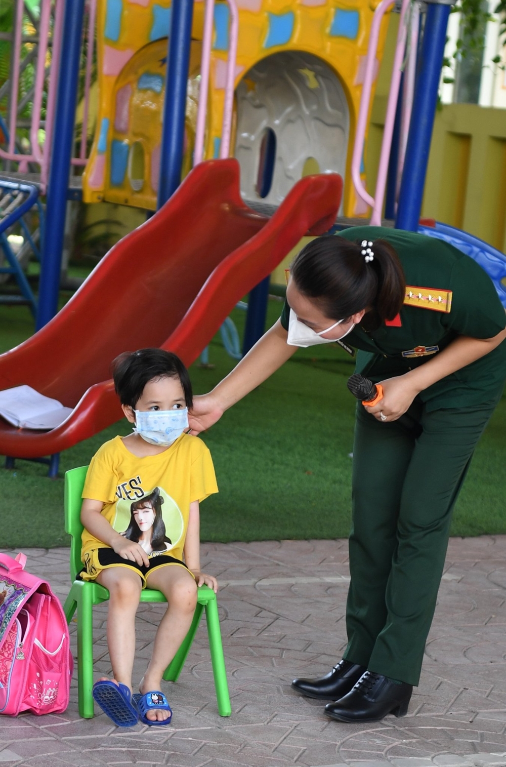 Sự ân cần của các nữ quân nhân giúp công dân diện F1, đặc biệt là trẻ em và người cao tuổi thêm vững tin, yên tâm thực hiện quy định của các khu, điểm cách ly tập trung.