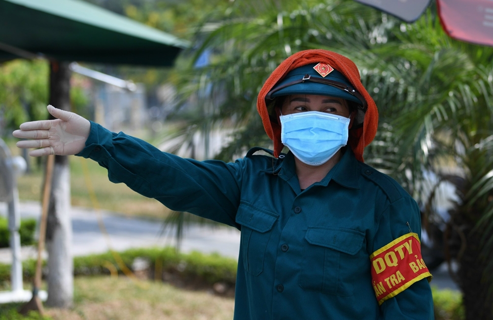 Không kể những ngày mưa trắng, các nữ dân quân tự vệ phối hợp cùng các lực lượng bám chốt kiểm soát PCD. Trong ảnh: Nữ quân nhân tự vệ điều phối giao thông tại chốt kiểm soát PCD tại TP Bắc Ninh.