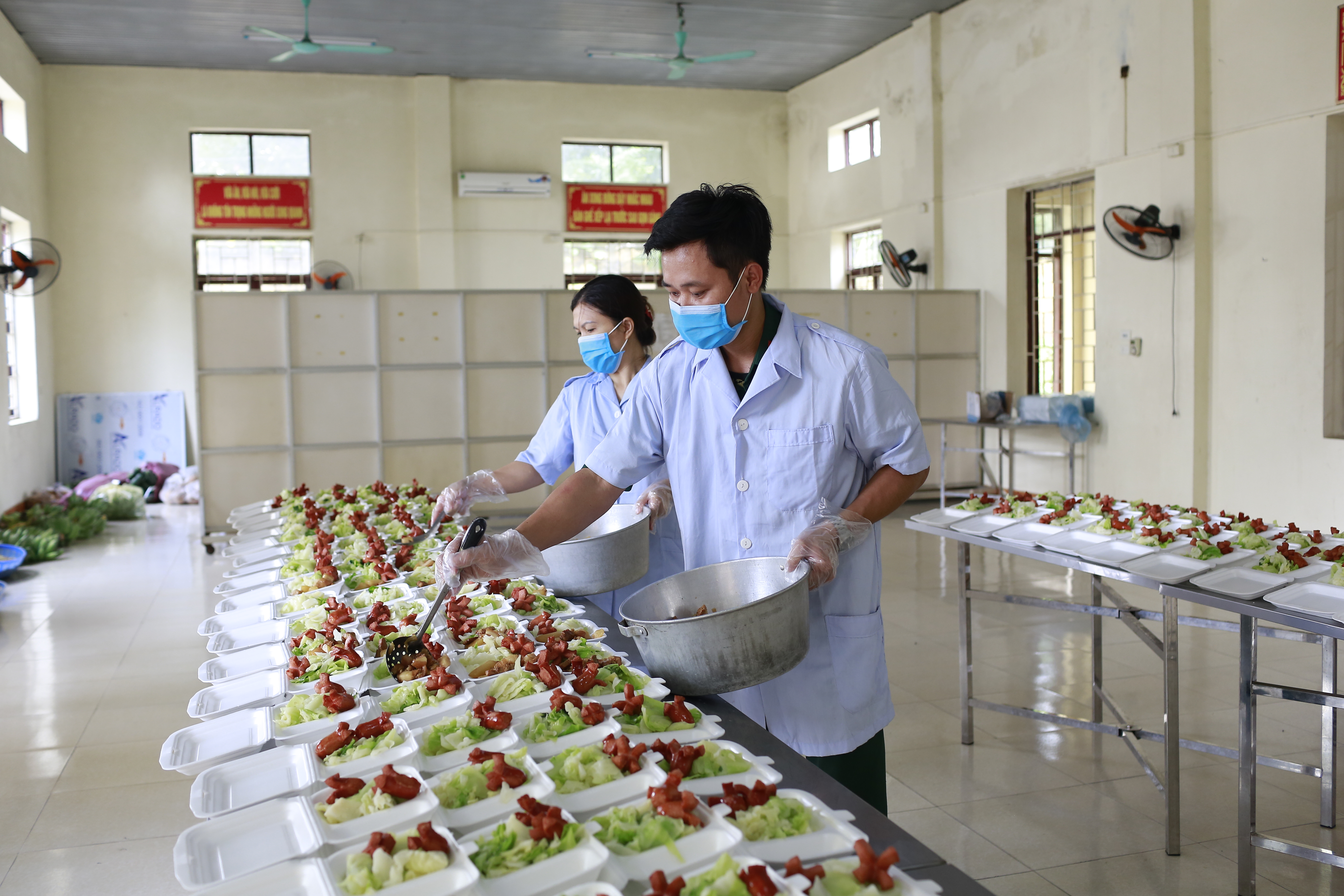 Rồi mẹ con em sẽ bình yên chờ anh về!

