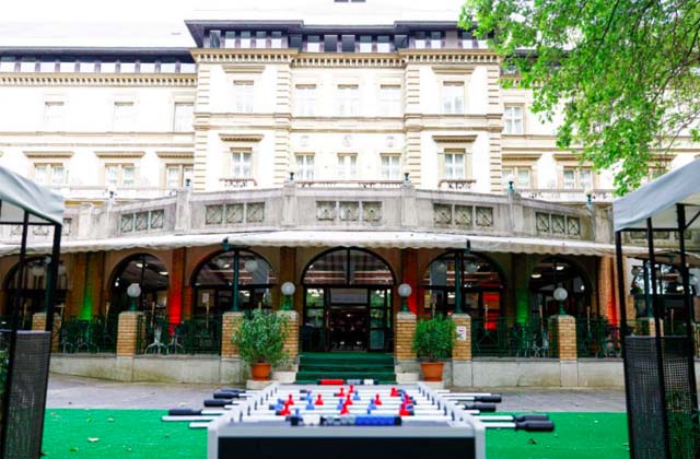 Để cầu thủ đỡ “nhớ nhà”