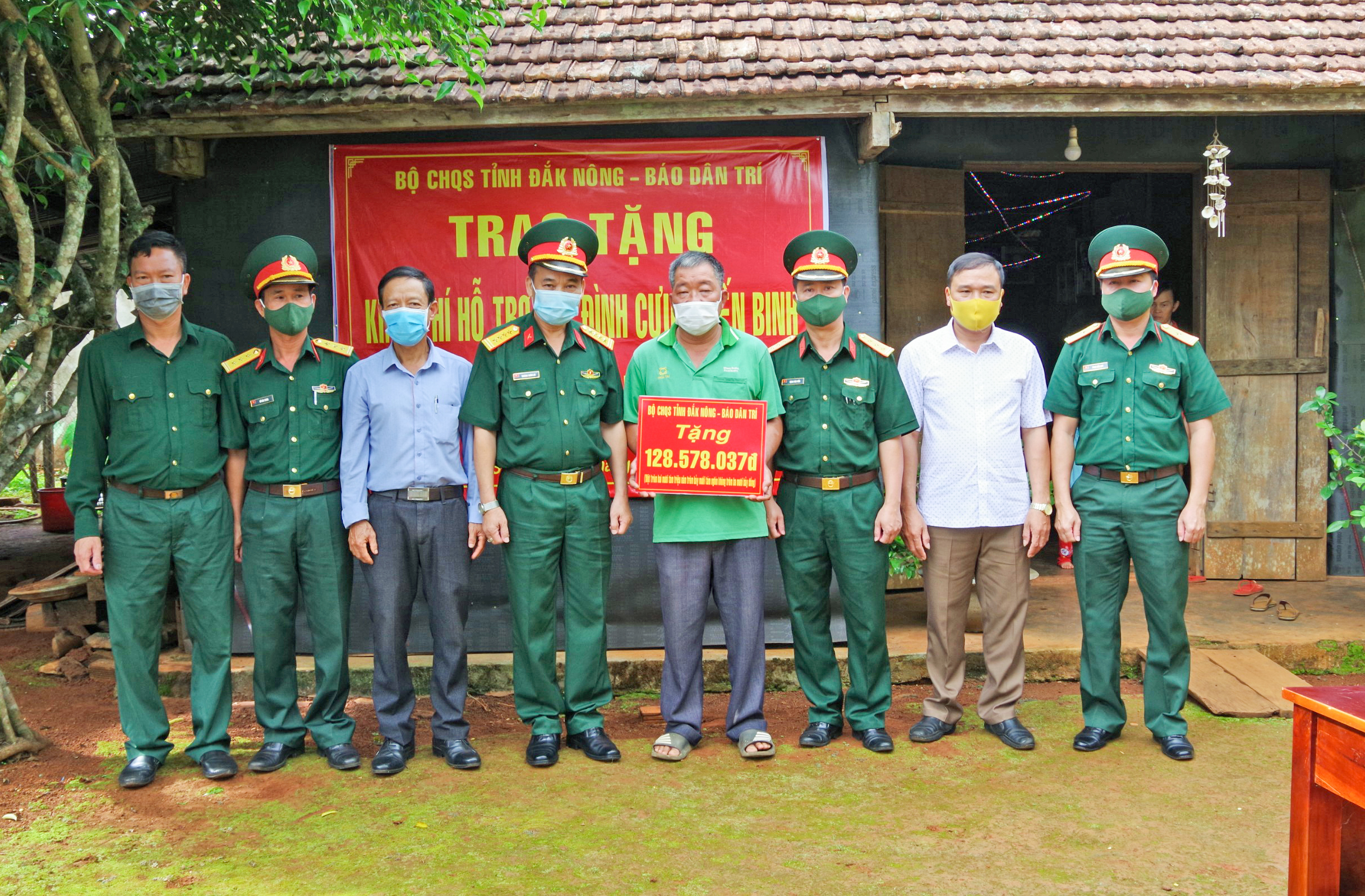 Bộ CHQS tỉnh Đắk Nông trao tiền hỗ trợ xây nhà cho cựu chiến binh