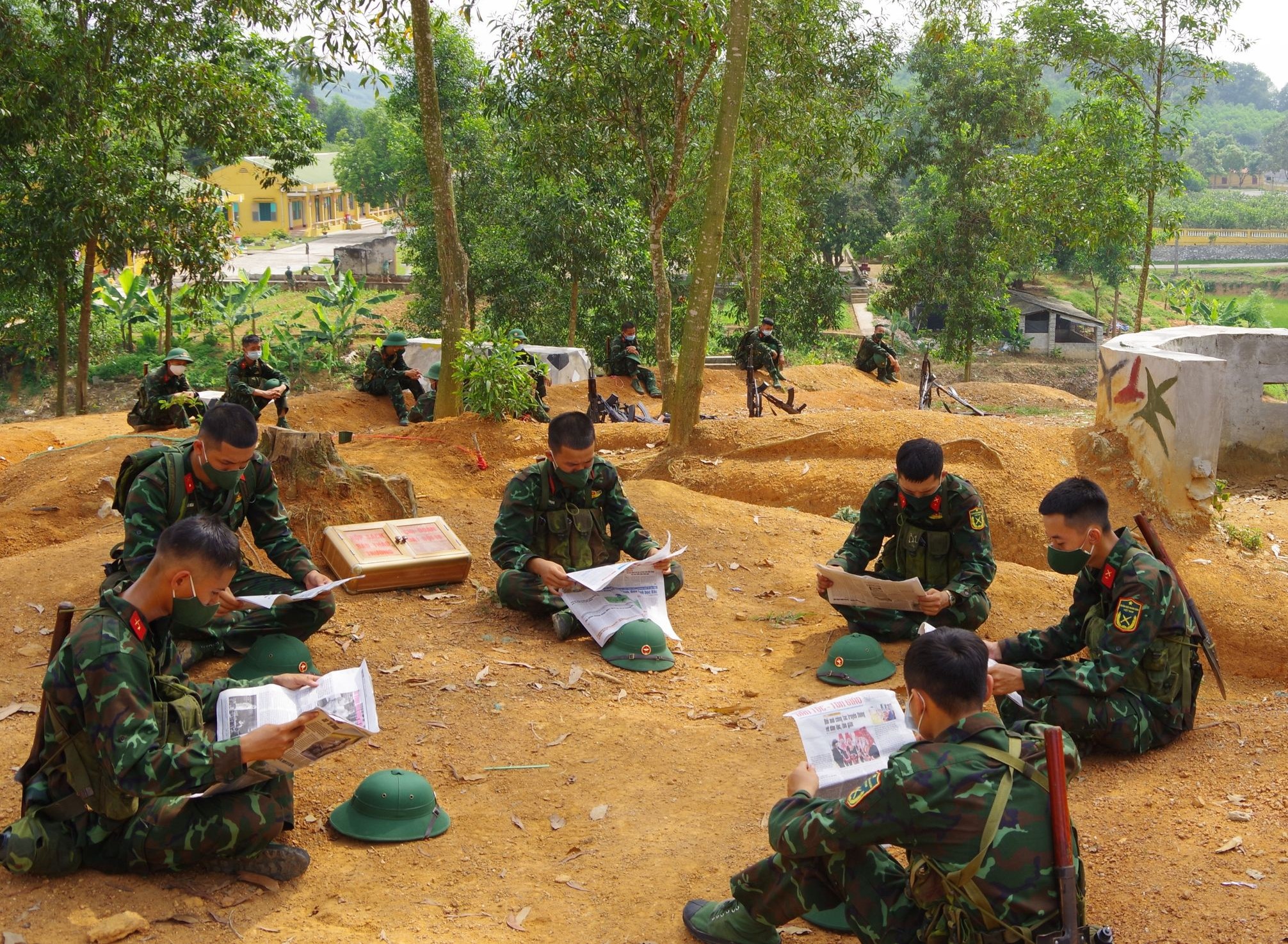 Vừa huấn luyện, vừa hỗ trợ địa phương chống dịch

