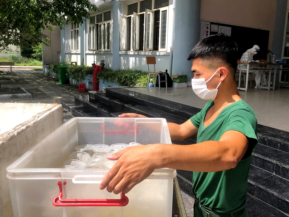 Các phần ăn được chuyển đến tận cửa khu cách ly. Chuyện cơm, nước do chiến sĩ của Sư đoàn 3, Quân khu 1 và các cô giáo các trường mẫu giáo, tiểu học trên địa bàn đảm nhiệm.