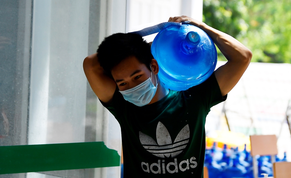 Công dân chỉ ra khỏi phòng khi có việc cần thiết như lấy cơm, nước uống hay tắm giặt.