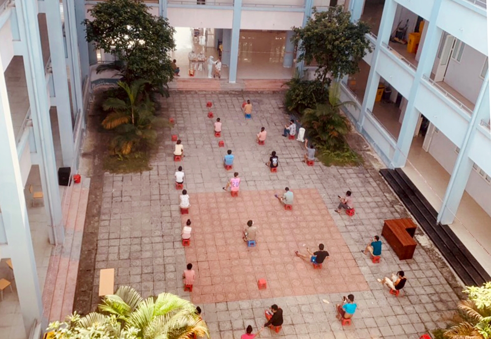 Sau khi tiếp nhận, công dân được phân loại và lấy mẫu xét nghiệm.