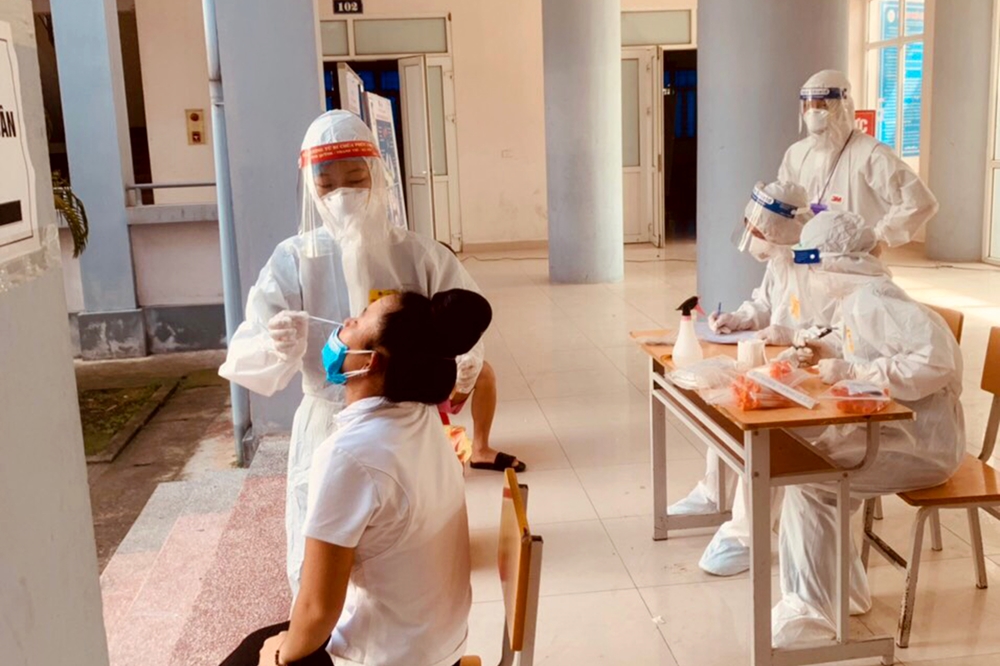 Các bác sĩ của Trung tâm y tế huyện Văn Chấn (tỉnh Yên Bái) tăng cường cho Bắc Giang chống dịch từ cuối tháng 5 đang tiến hành lấy mẫu xét nghiệm định kỳ cho công dân.