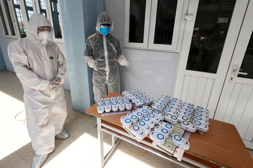 Hệ thống giám sát công dân bằng cảm biến và chuông cảnh báo giúp nhân viên nắm được lượng người ra, vào của các phòng.