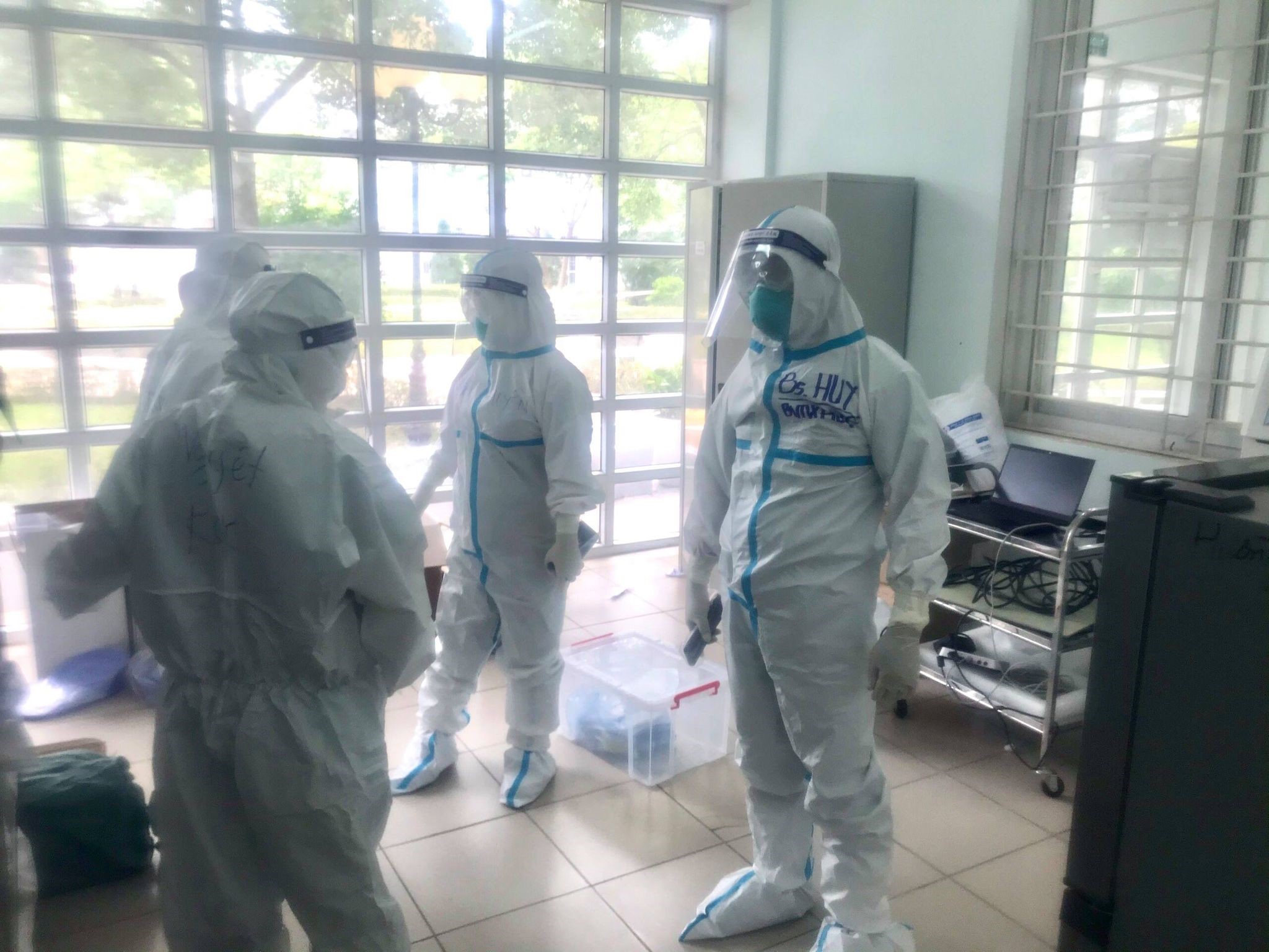 Làm thế nào để nhân viên y tế điều trị bệnh nhân Covid-19 không bị lây nhiễm chéo?