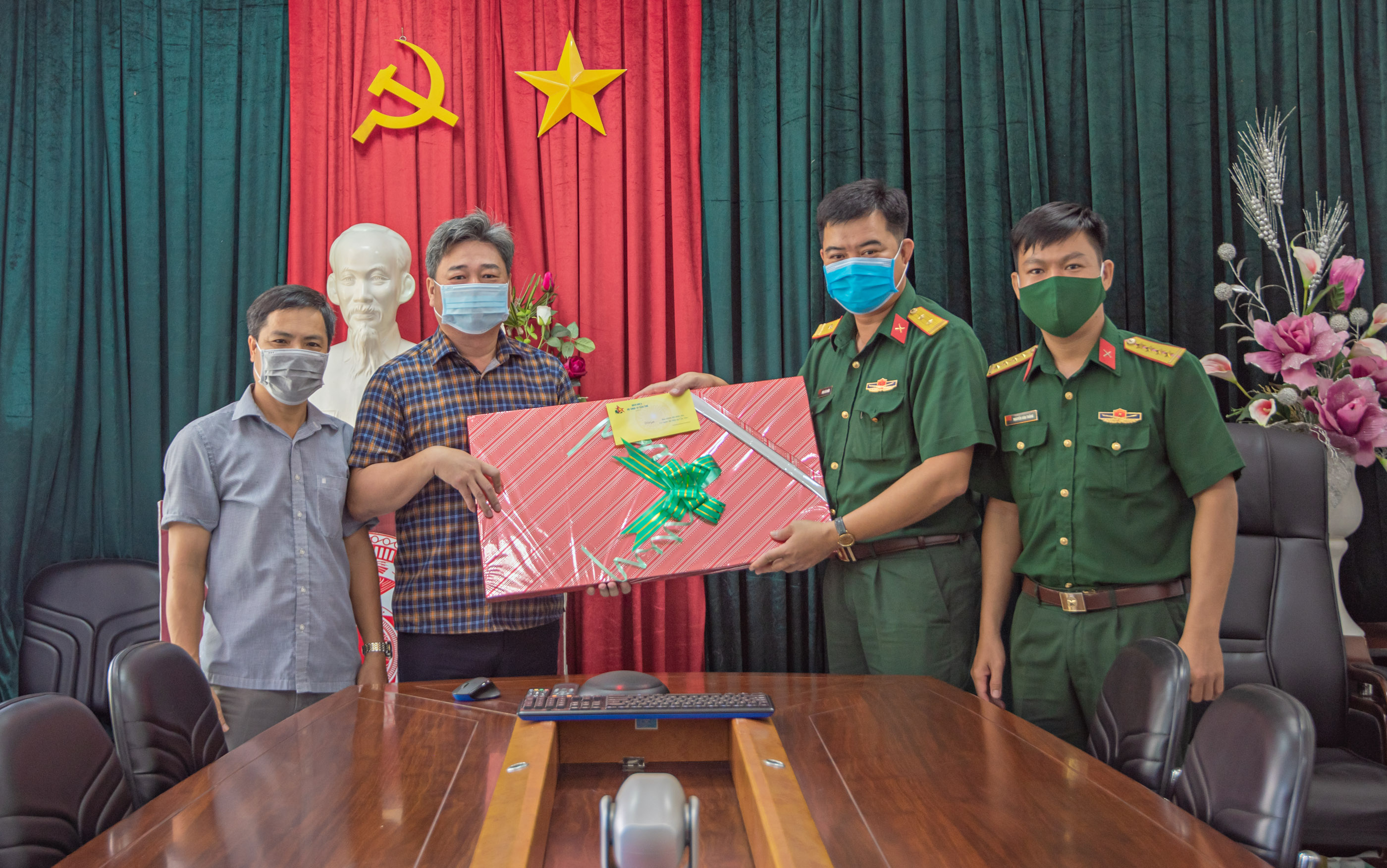 Nhiều đơn vị chúc mừng Cơ quan đại diện Báo Quân đội nhân dân tại TP Cần Thơ 