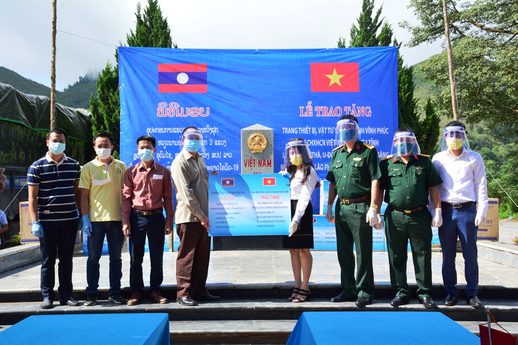 Tỉnh Vĩnh Phúc trao vật tư y tế giúp nước bạn Lào phòng, chống dịch Covid-19