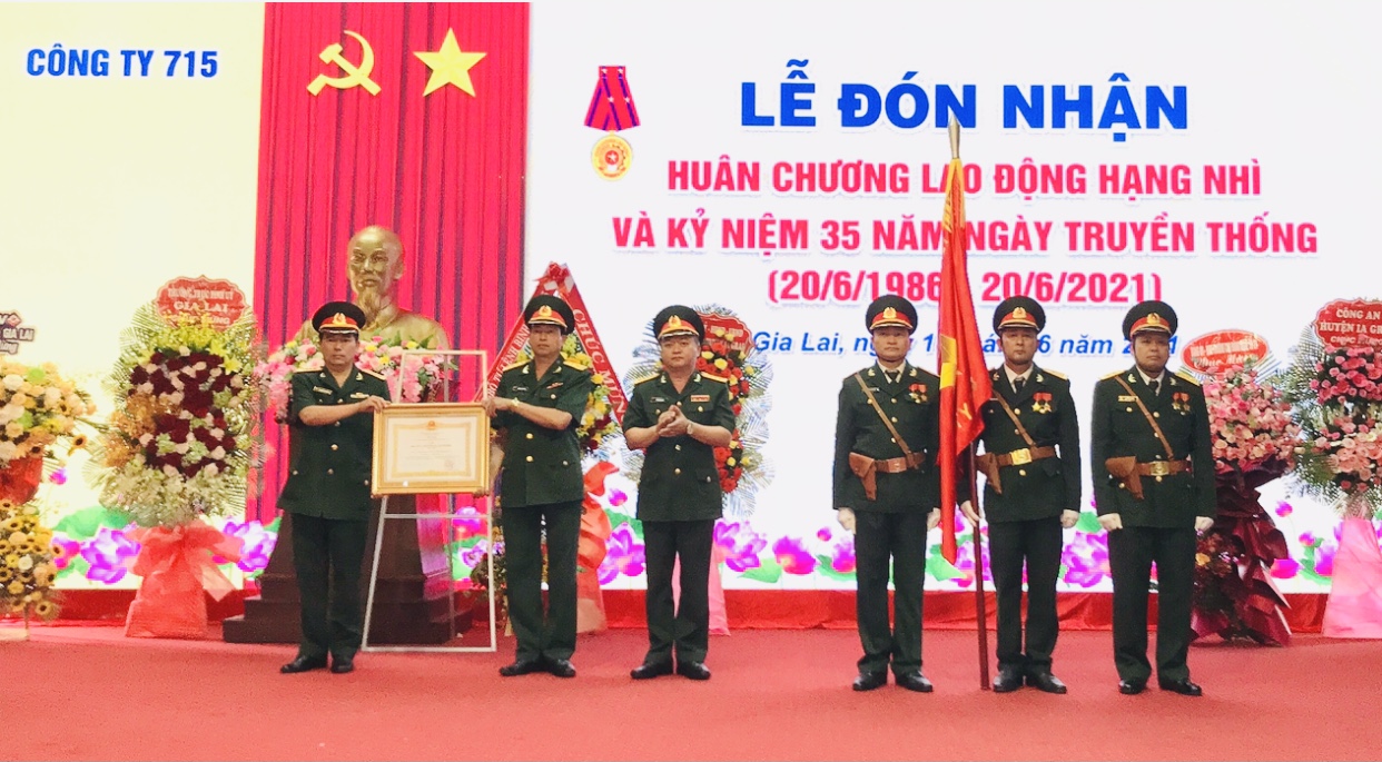Công ty 715 (Binh đoàn 15) đón nhận Huân chương Lao động hạng Nhì