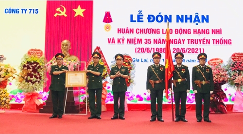 Công ty 715 (Binh đoàn 15) đón nhận Huân chương Lao động hạng Nhì