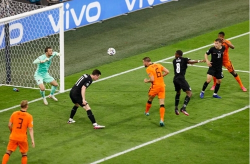 Hà Lan dễ dàng vượt qua vòng bảng