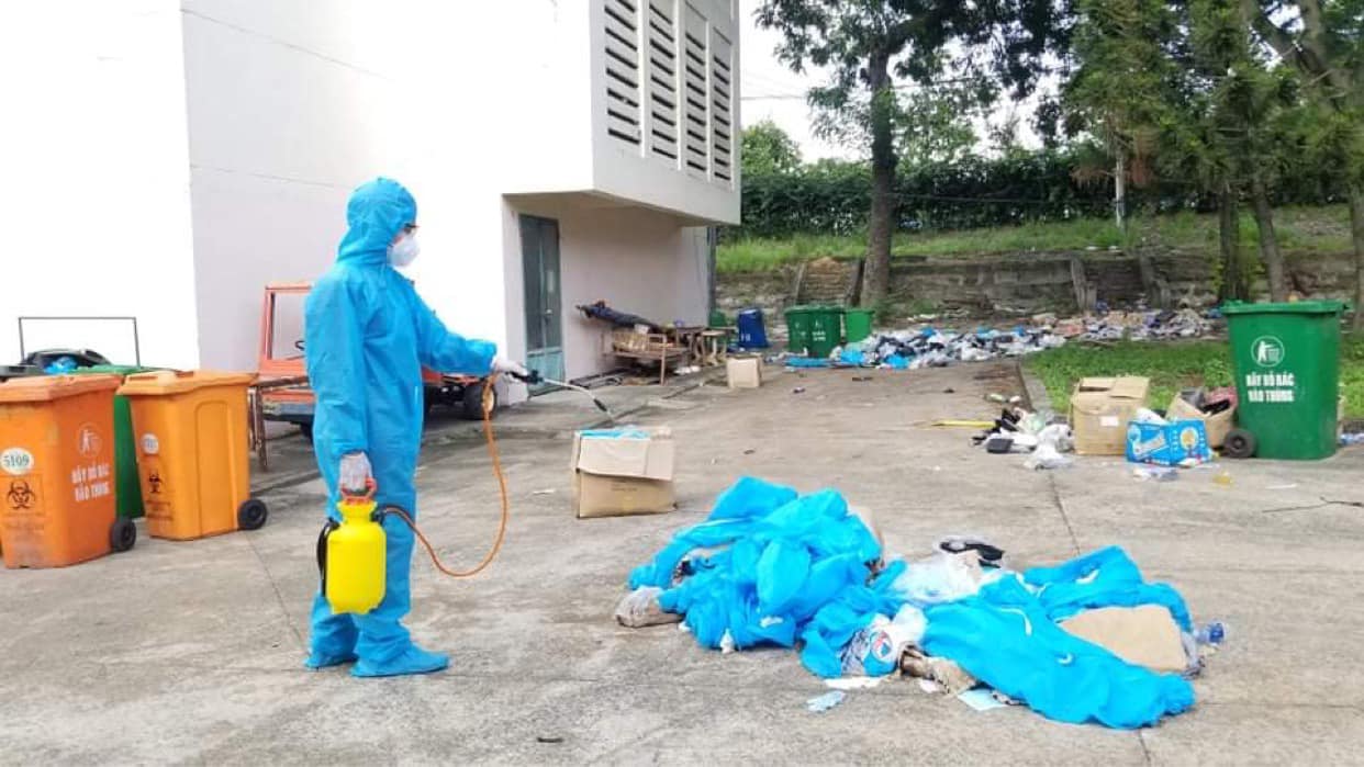 Xử lý môi trường tại khu cách ly ký túc xá Đại học Quốc gia TP Hồ Chí Minh
