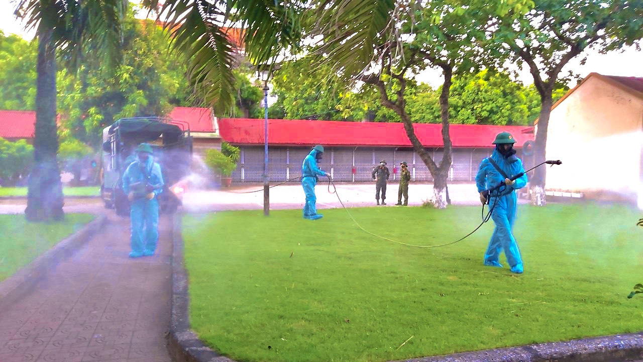 Lực lượng hóa học Quân khu 4 phun khử khuẩn toàn bộ thành phố Vinh